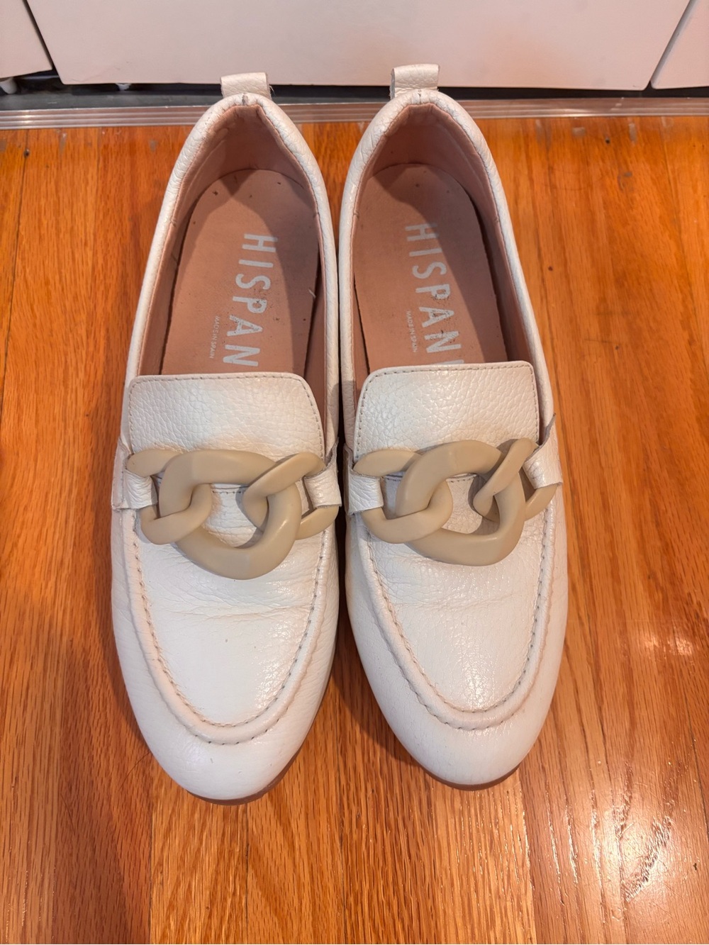 Hispanitas Cream Leather Chain-Detail Loafers